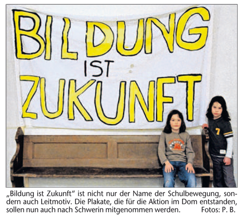 „Bildung ist Zukunft“ ist nicht nur der Name der Schulbewegung, sondern auch Leitmotiv. Die Plakate, die für die Aktion im Dom entstanden,  sollen nun auch nach Schwerin mitgenommen werden. Fotos: P. B.